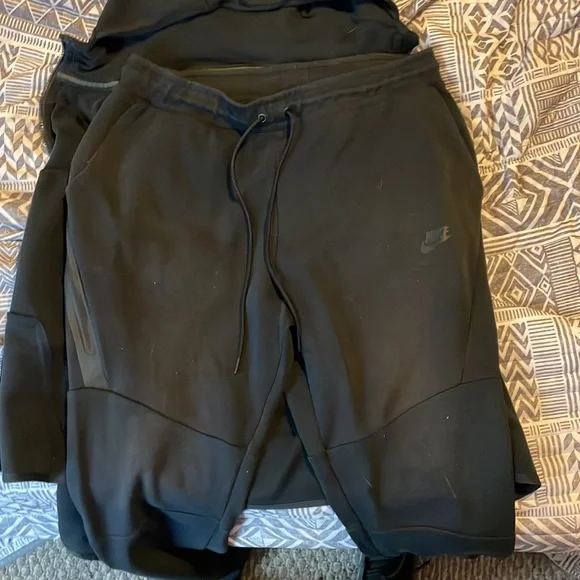 All black Nike tech set